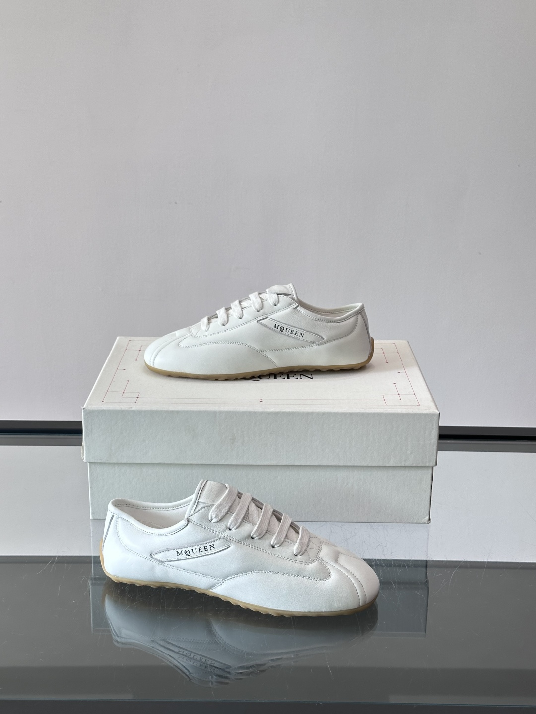 Alexander McQueen麂皮运动鞋​​🌸这款麂皮运动鞋来自Alexander McQueen，