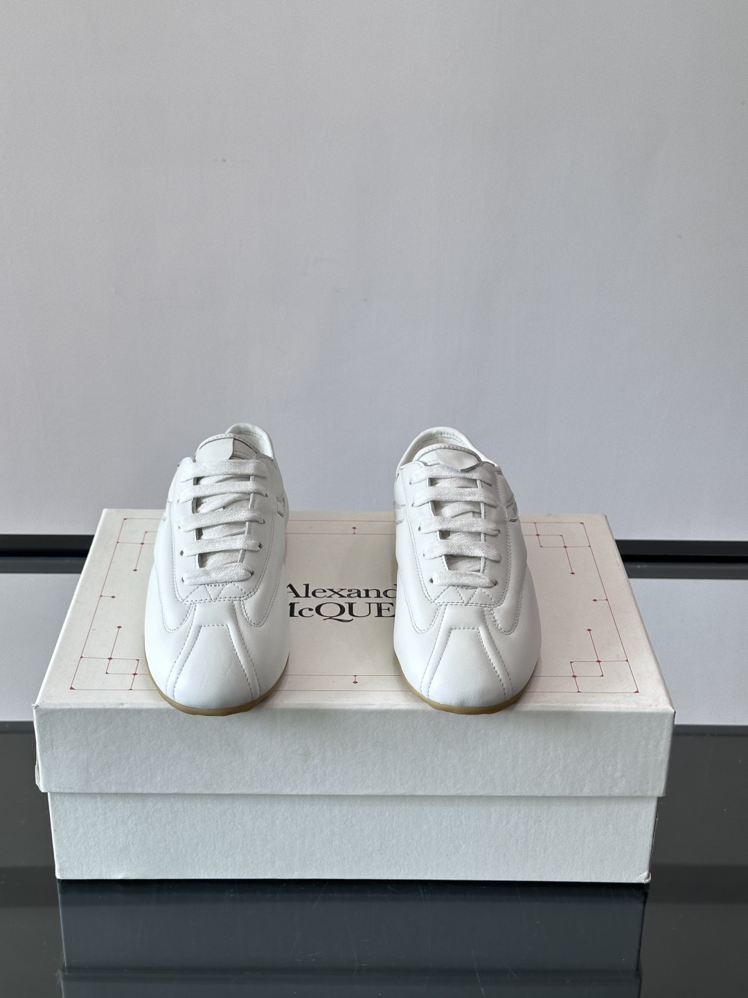 Alexander McQueen麂皮运动鞋​​🌸这款麂皮运动鞋来自Alexander McQueen，