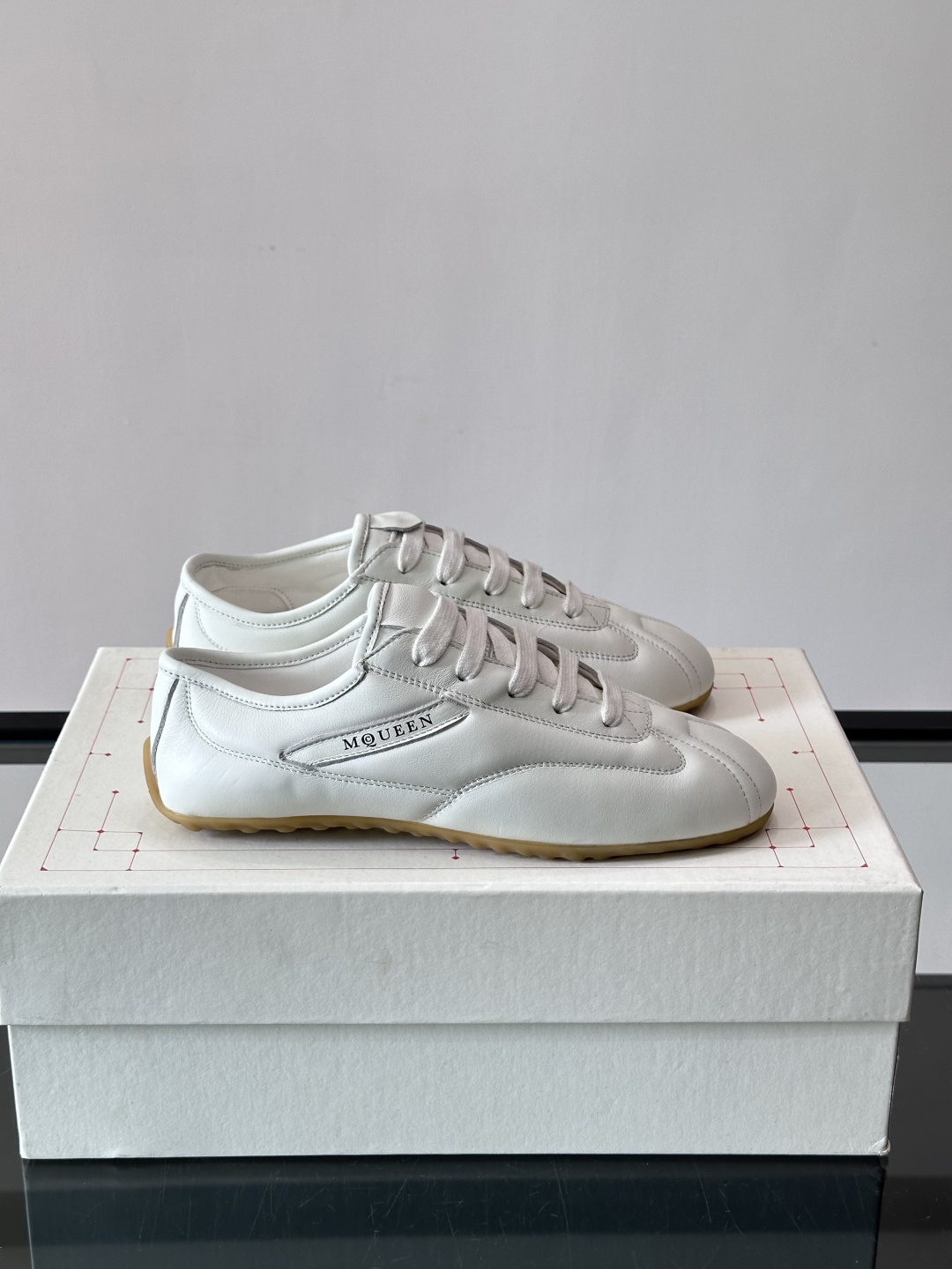 Alexander McQueen麂皮运动鞋​​🌸这款麂皮运动鞋来自Alexander McQueen，