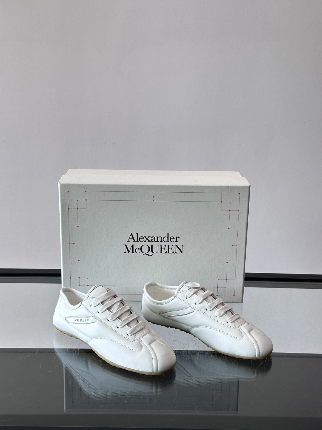 Alexander McQueen麂皮运动鞋​​🌸这款麂皮运动鞋来自Alexander McQueen，