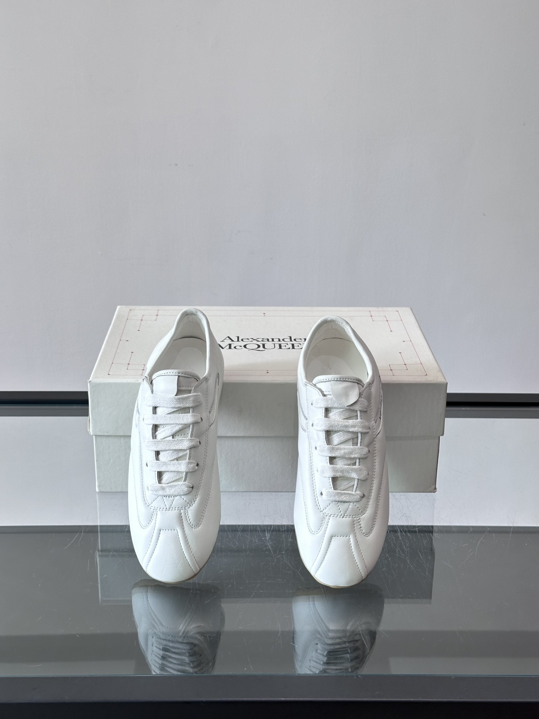 Alexander McQueen麂皮运动鞋​​🌸这款麂皮运动鞋来自Alexander McQueen，