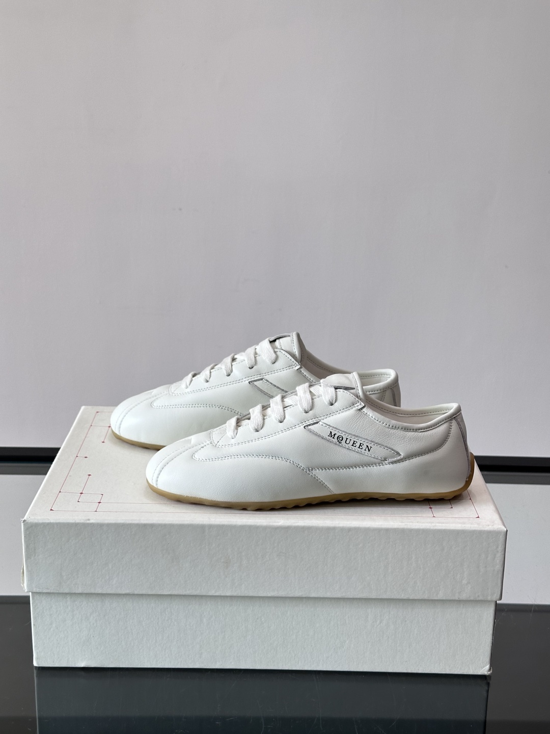 Alexander McQueen麂皮运动鞋​​🌸这款麂皮运动鞋来自Alexander McQueen，