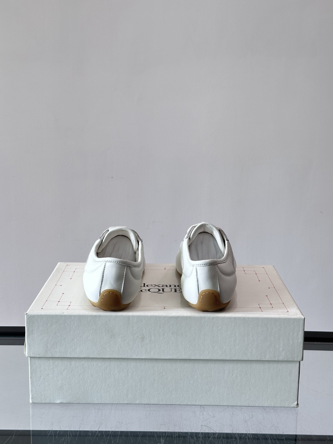 Alexander McQueen麂皮运动鞋​​🌸这款麂皮运动鞋来自Alexander McQueen，