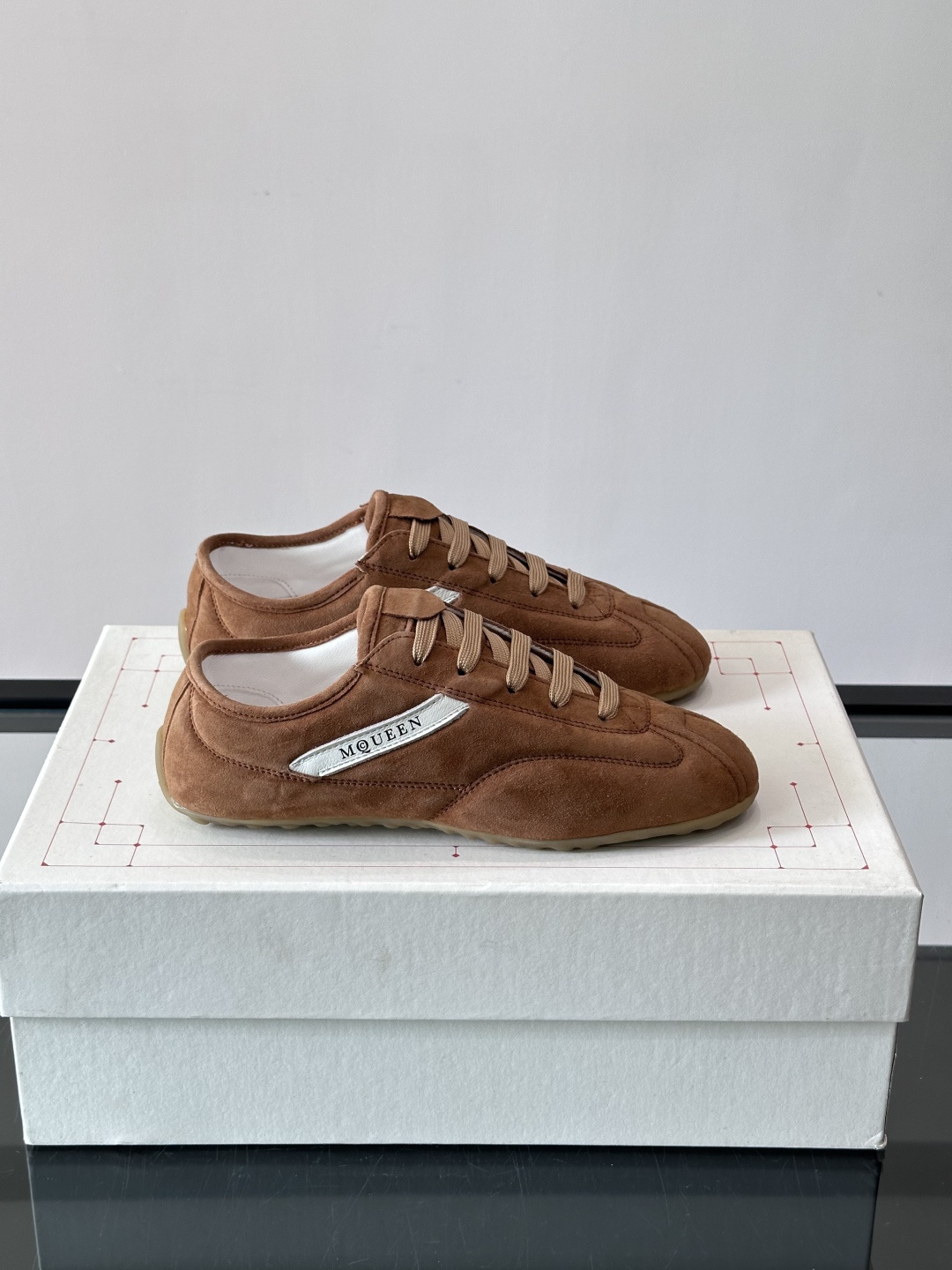 Alexander McQueen麂皮运动鞋​​🌸这款麂皮运动鞋来自Alexander McQueen，