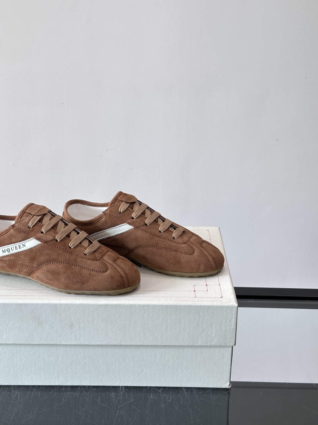 Alexander McQueen麂皮运动鞋​​🌸这款麂皮运动鞋来自Alexander McQueen，