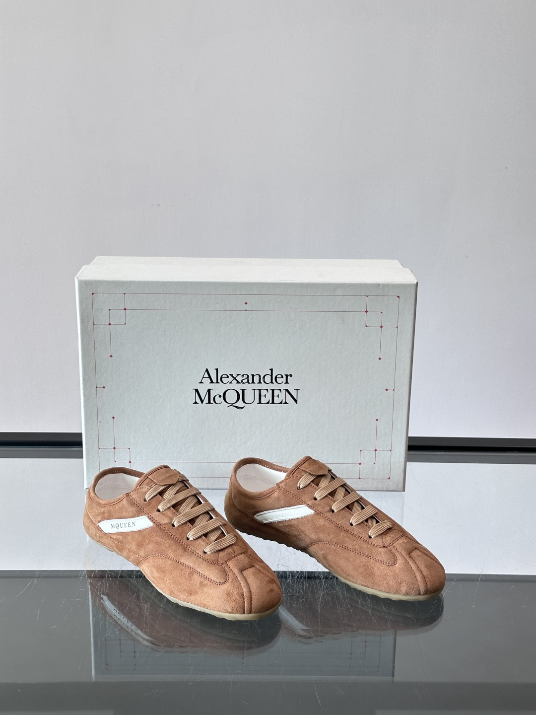 Alexander McQueen麂皮运动鞋​​🌸这款麂皮运动鞋来自Alexander McQueen，