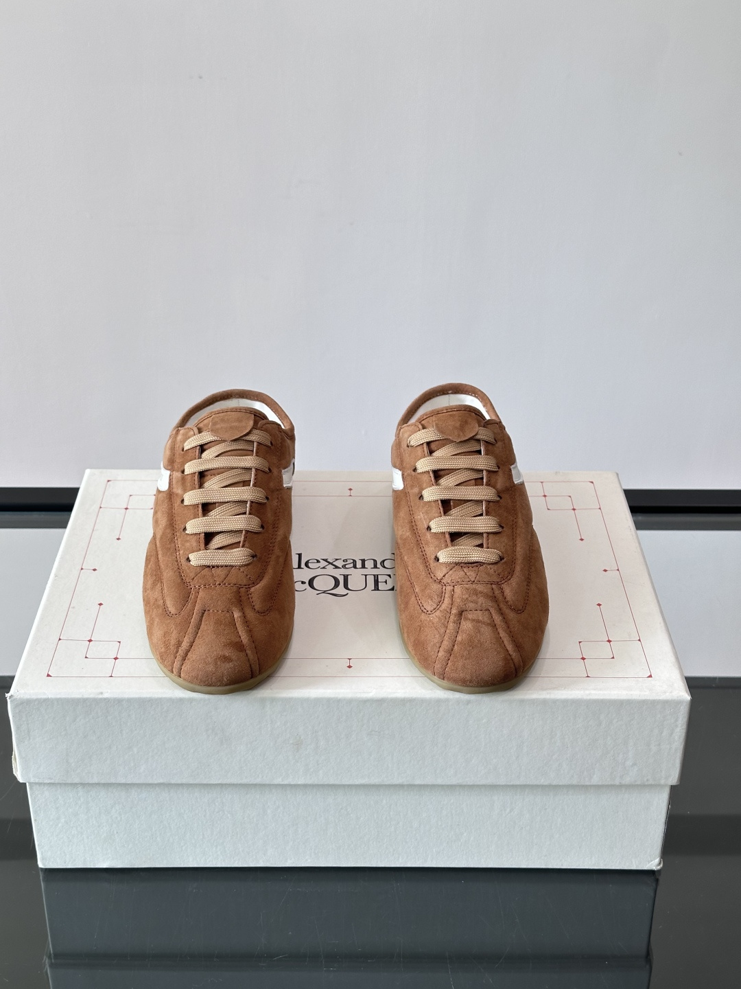 Alexander McQueen麂皮运动鞋​​🌸这款麂皮运动鞋来自Alexander McQueen，