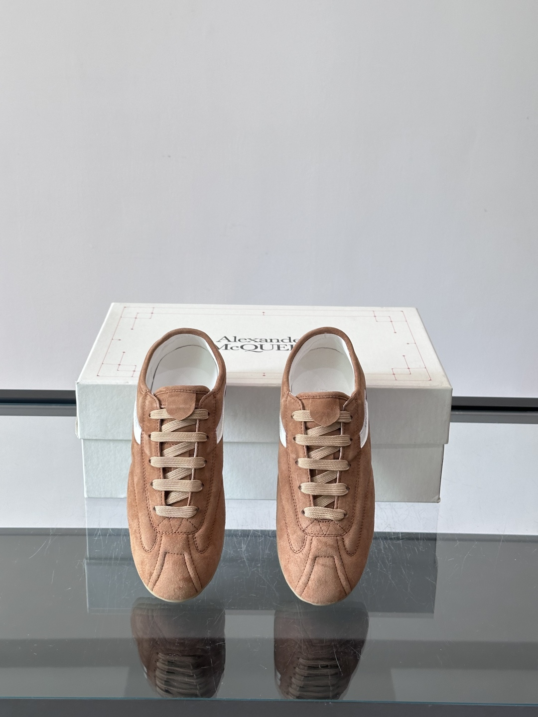 Alexander McQueen麂皮运动鞋​​🌸这款麂皮运动鞋来自Alexander McQueen，