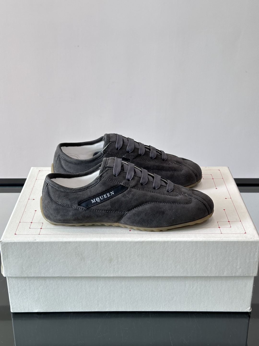 Alexander McQueen麂皮运动鞋​​🌸这款麂皮运动鞋来自Alexander McQueen，