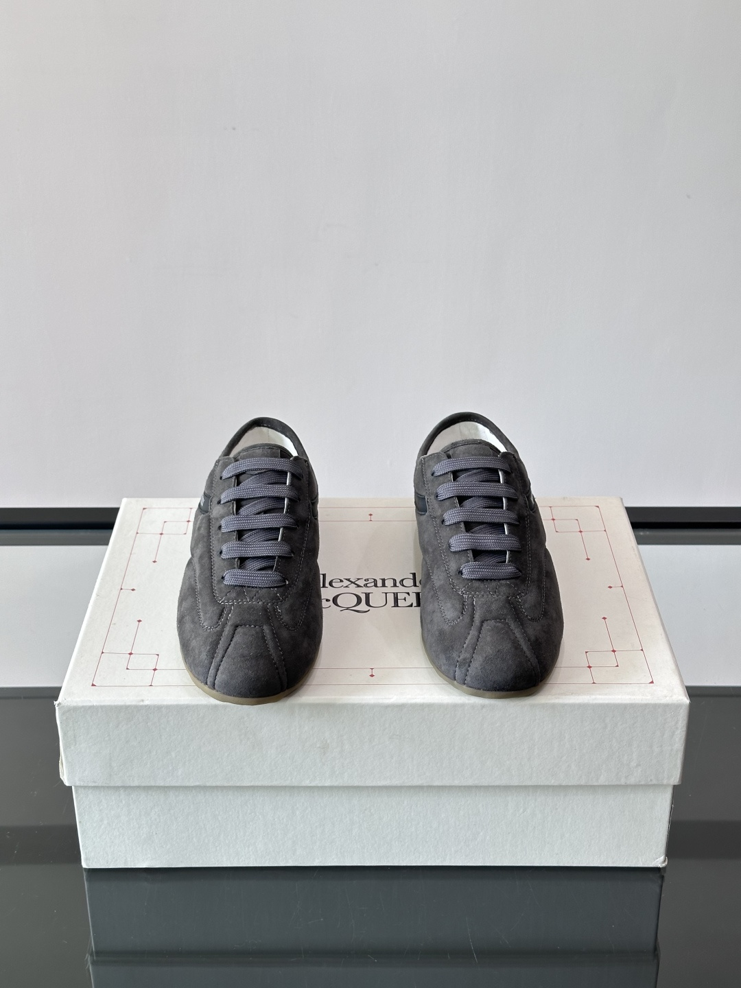 Alexander McQueen麂皮运动鞋​​🌸这款麂皮运动鞋来自Alexander McQueen，