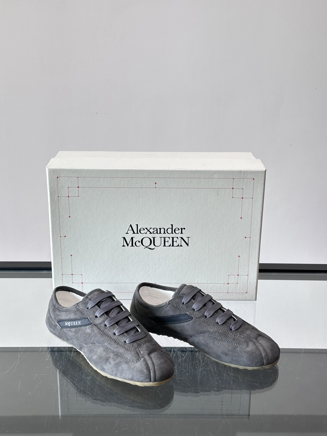 Alexander McQueen麂皮运动鞋​​🌸这款麂皮运动鞋来自Alexander McQueen，