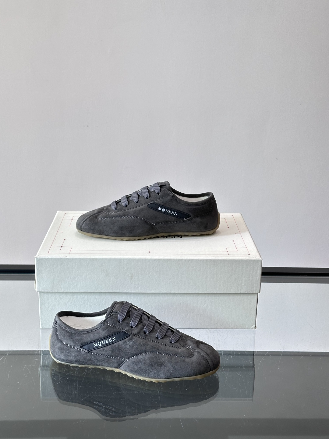 Alexander McQueen麂皮运动鞋​​🌸这款麂皮运动鞋来自Alexander McQueen，