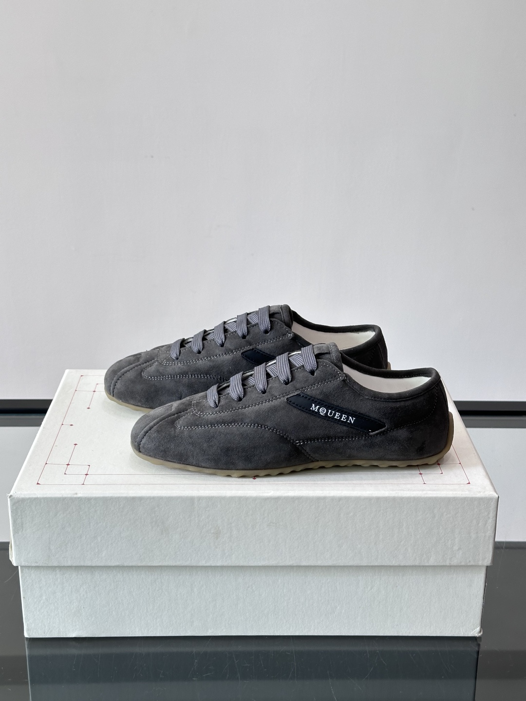 Alexander McQueen麂皮运动鞋​​🌸这款麂皮运动鞋来自Alexander McQueen，
