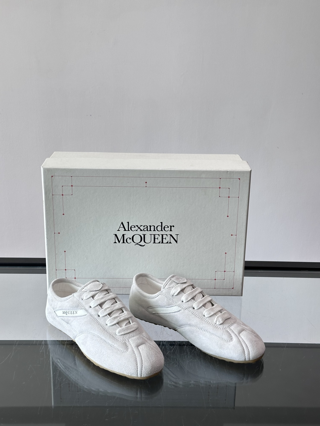 Alexander McQueen麂皮运动鞋​​🌸这款麂皮运动鞋来自Alexander McQueen，