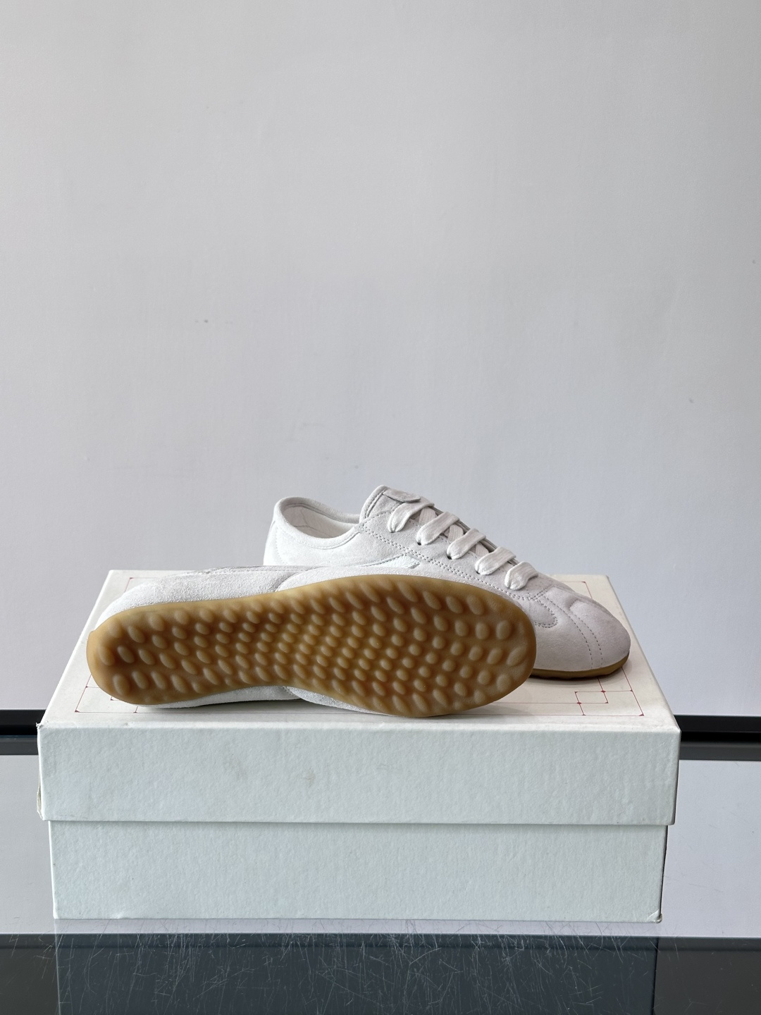 Alexander McQueen麂皮运动鞋​​🌸这款麂皮运动鞋来自Alexander McQueen，