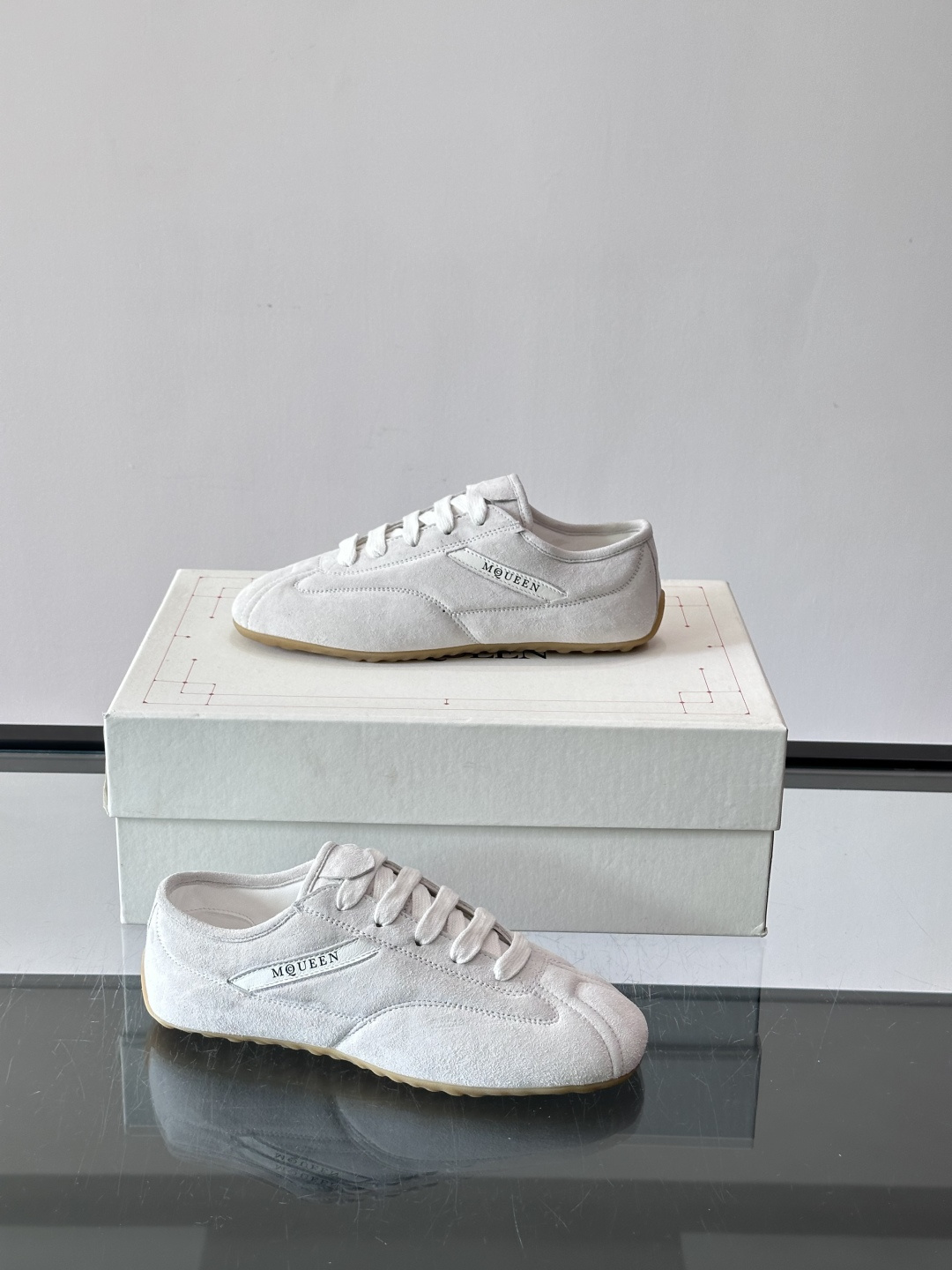 Alexander McQueen麂皮运动鞋​​🌸这款麂皮运动鞋来自Alexander McQueen，