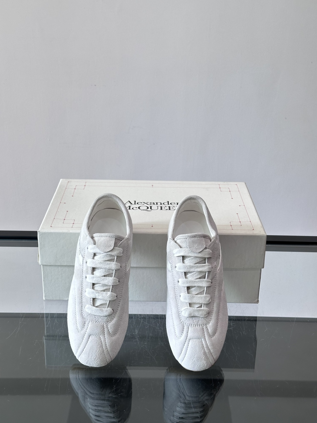 Alexander McQueen麂皮运动鞋​​🌸这款麂皮运动鞋来自Alexander McQueen，