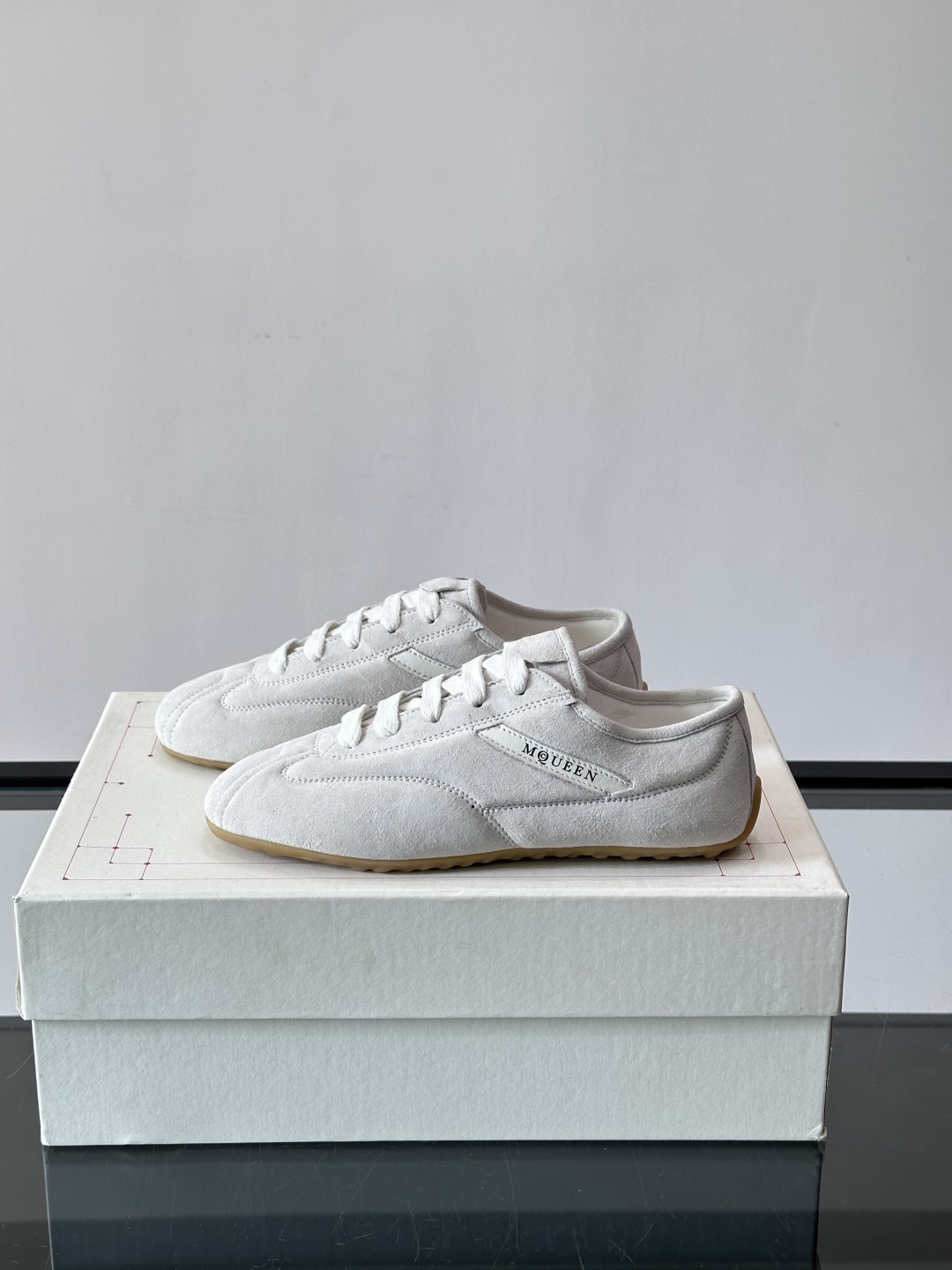 Alexander McQueen麂皮运动鞋​​🌸这款麂皮运动鞋来自Alexander McQueen，