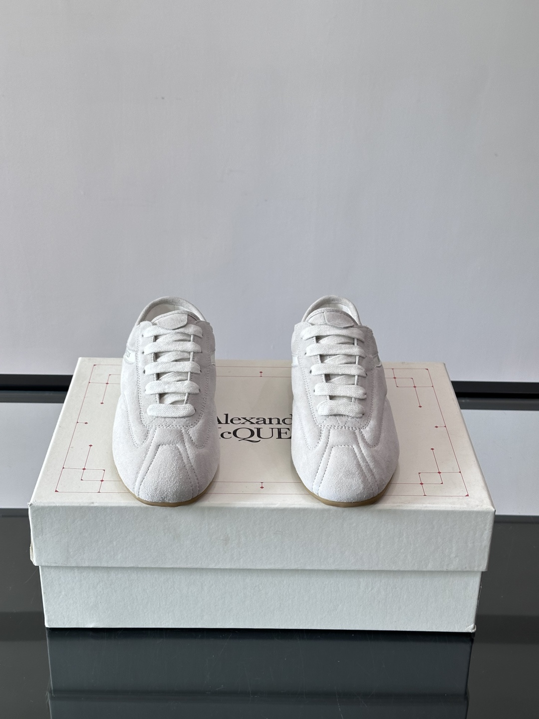Alexander McQueen麂皮运动鞋​​🌸这款麂皮运动鞋来自Alexander McQueen，