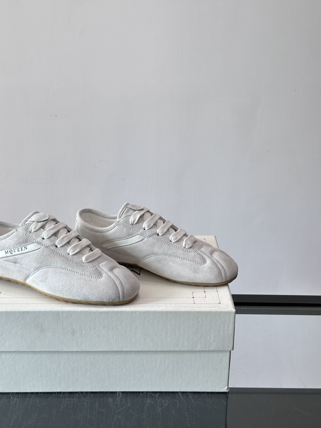 Alexander McQueen麂皮运动鞋​​🌸这款麂皮运动鞋来自Alexander McQueen，