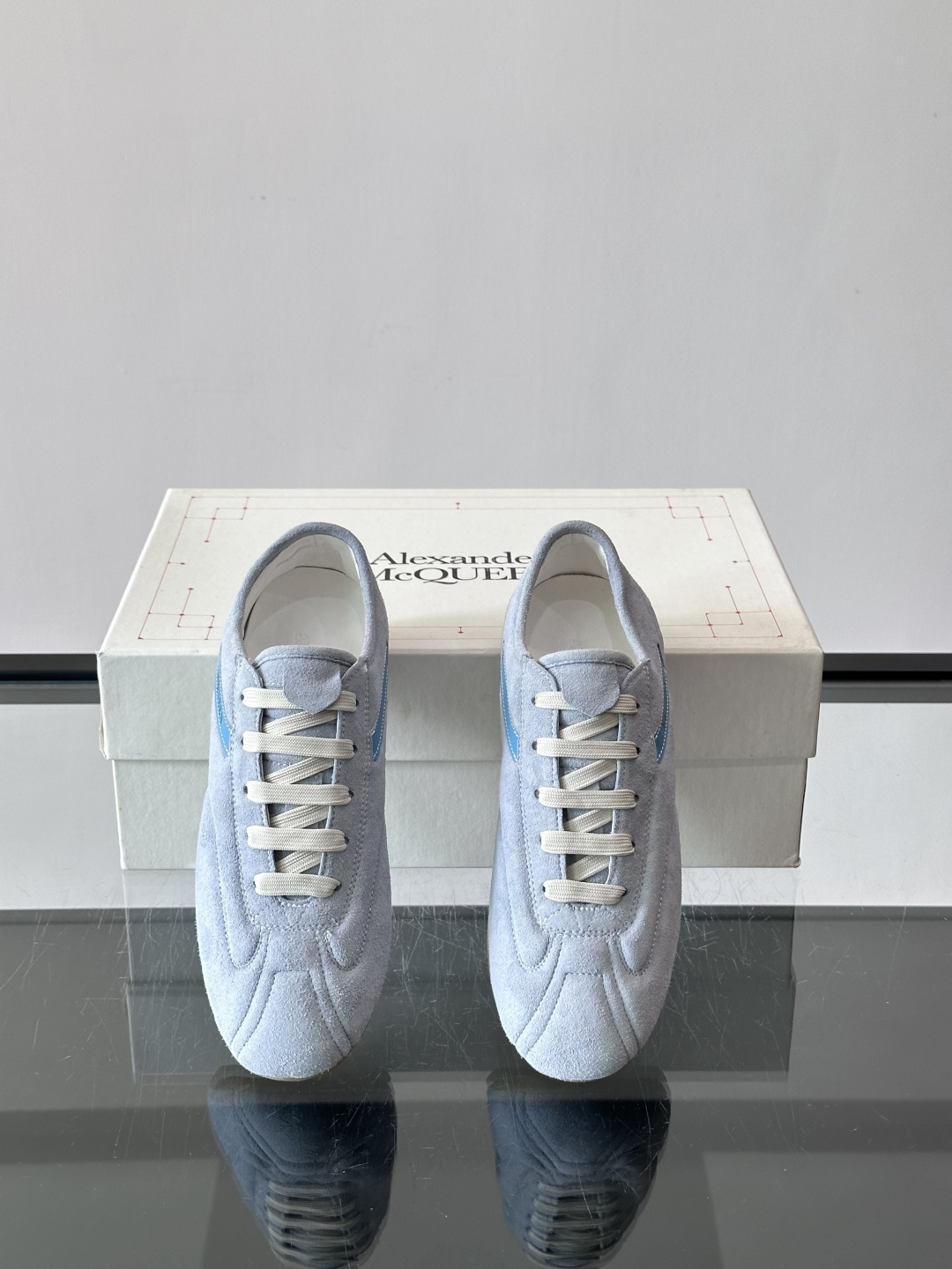 Alexander McQueen麂皮运动鞋​​🌸这款麂皮运动鞋来自Alexander McQueen，