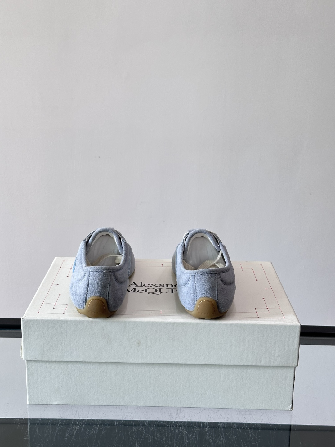 Alexander McQueen麂皮运动鞋​​🌸这款麂皮运动鞋来自Alexander McQueen，