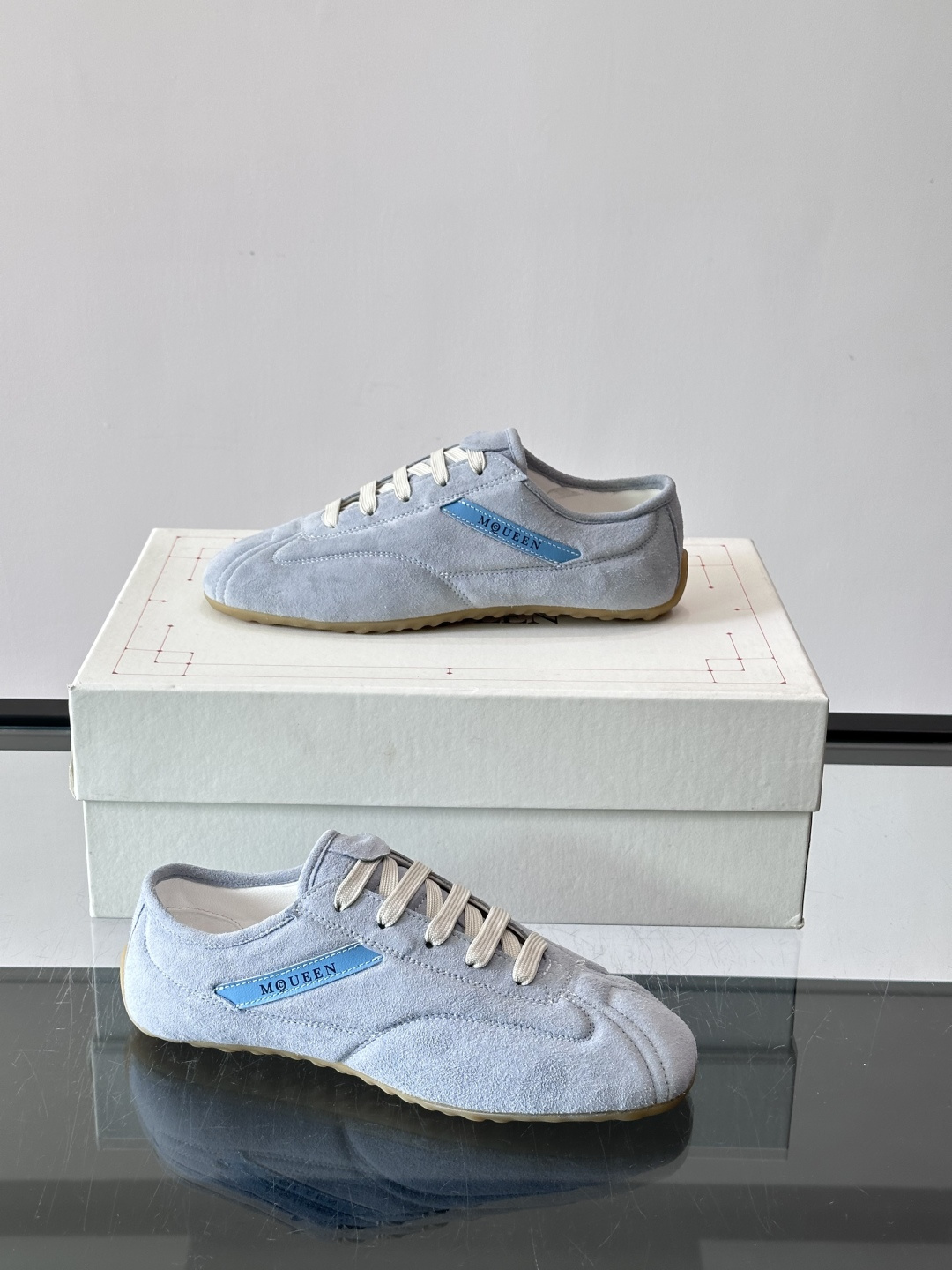 Alexander McQueen麂皮运动鞋​​🌸这款麂皮运动鞋来自Alexander McQueen，