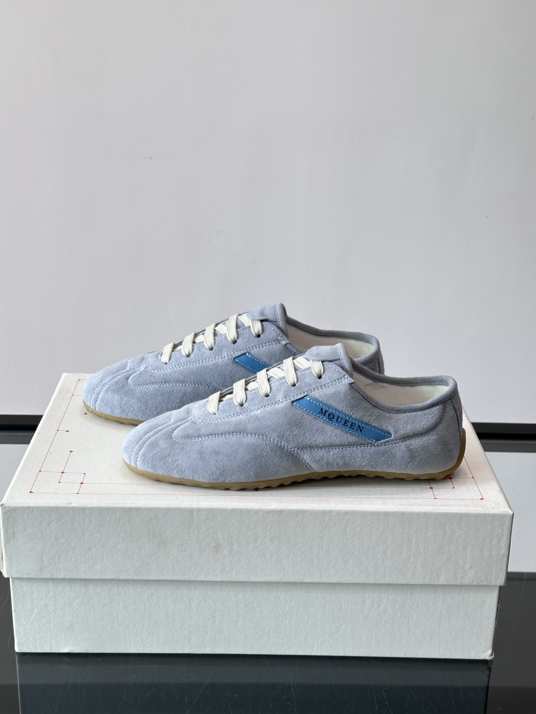 Alexander McQueen麂皮运动鞋​​🌸这款麂皮运动鞋来自Alexander McQueen，