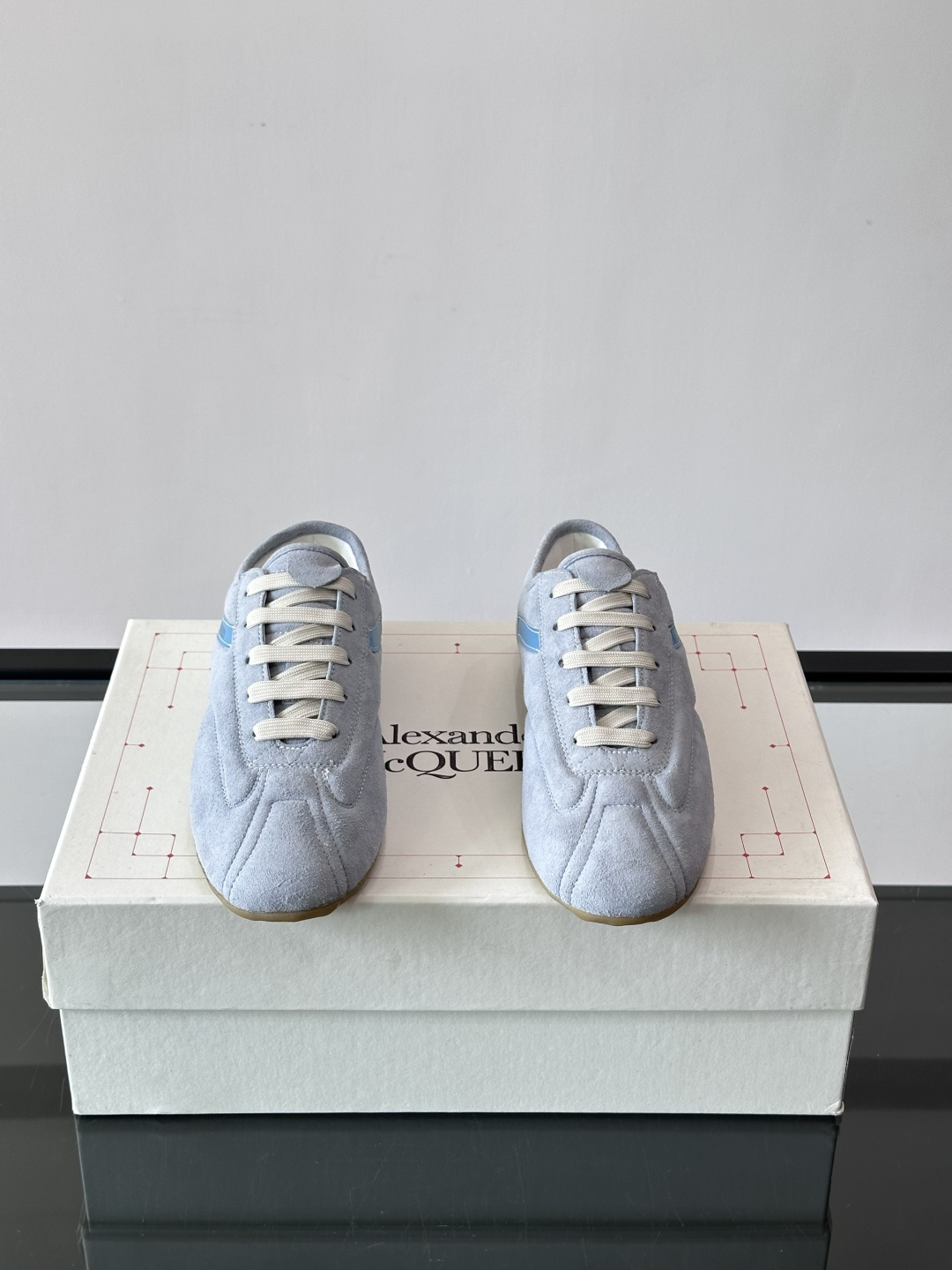 Alexander McQueen麂皮运动鞋​​🌸这款麂皮运动鞋来自Alexander McQueen，