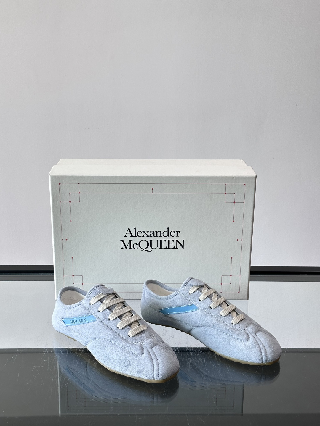 Alexander McQueen麂皮运动鞋​​🌸这款麂皮运动鞋来自Alexander McQueen，