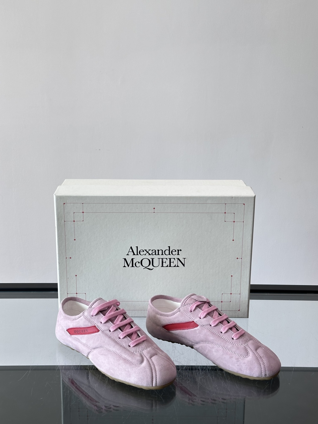 Alexander McQueen麂皮运动鞋​​🌸这款麂皮运动鞋来自Alexander McQueen，
