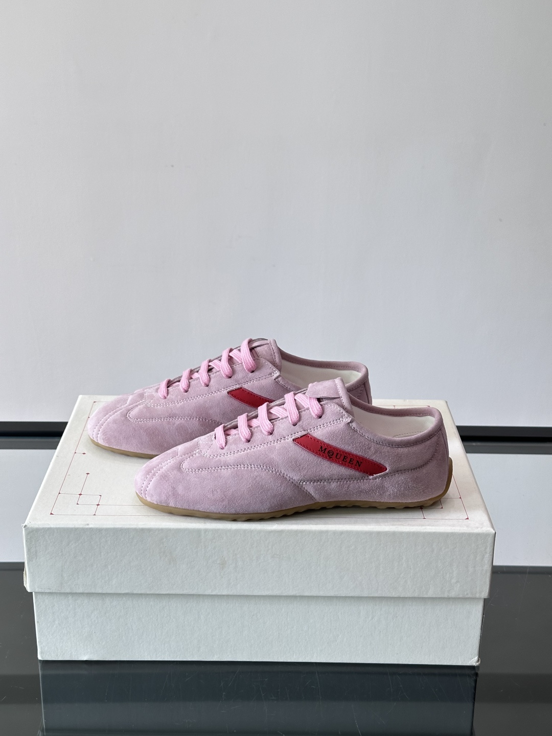 Alexander McQueen麂皮运动鞋​​🌸这款麂皮运动鞋来自Alexander McQueen，