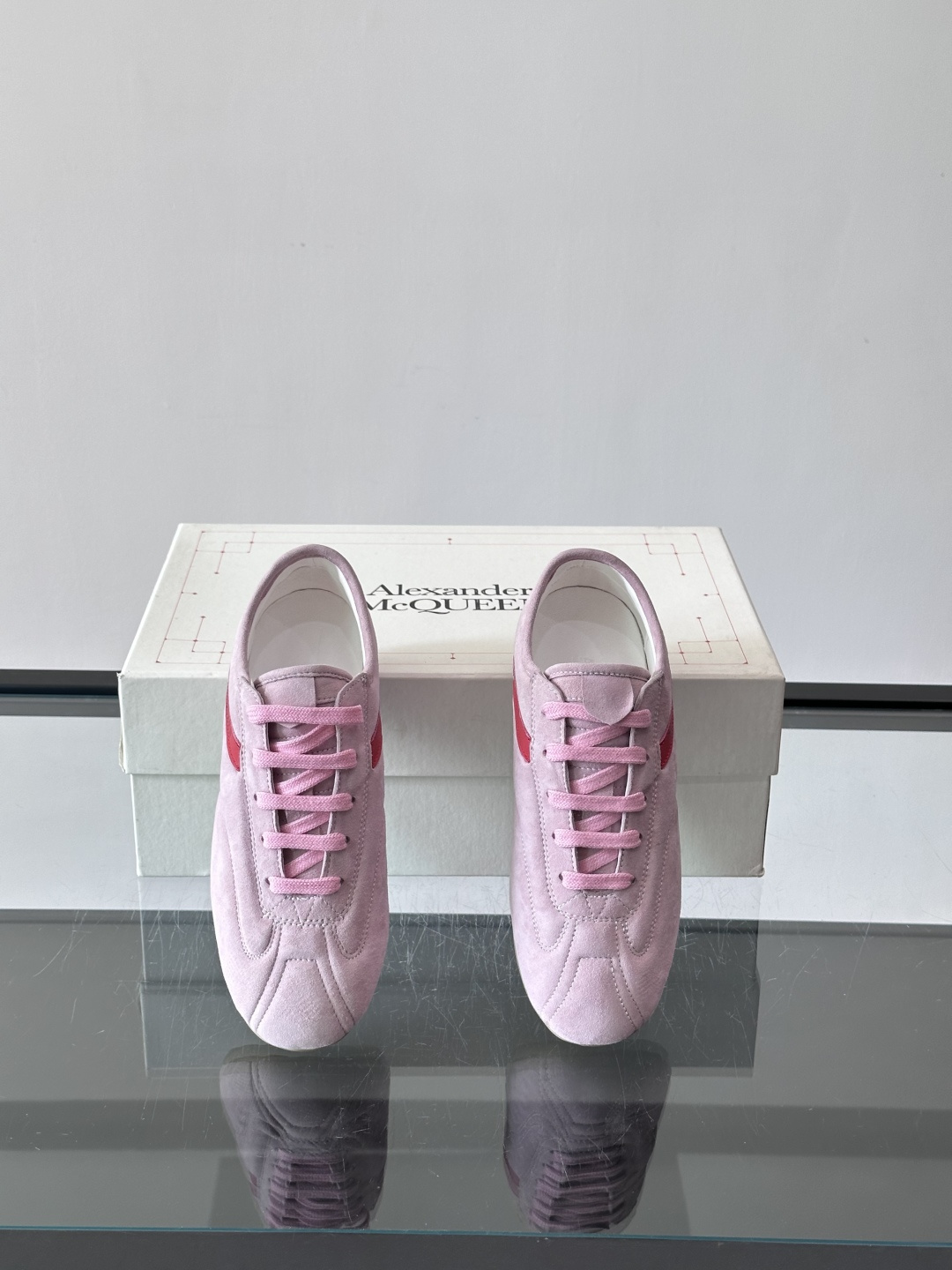 Alexander McQueen麂皮运动鞋​​🌸这款麂皮运动鞋来自Alexander McQueen，
