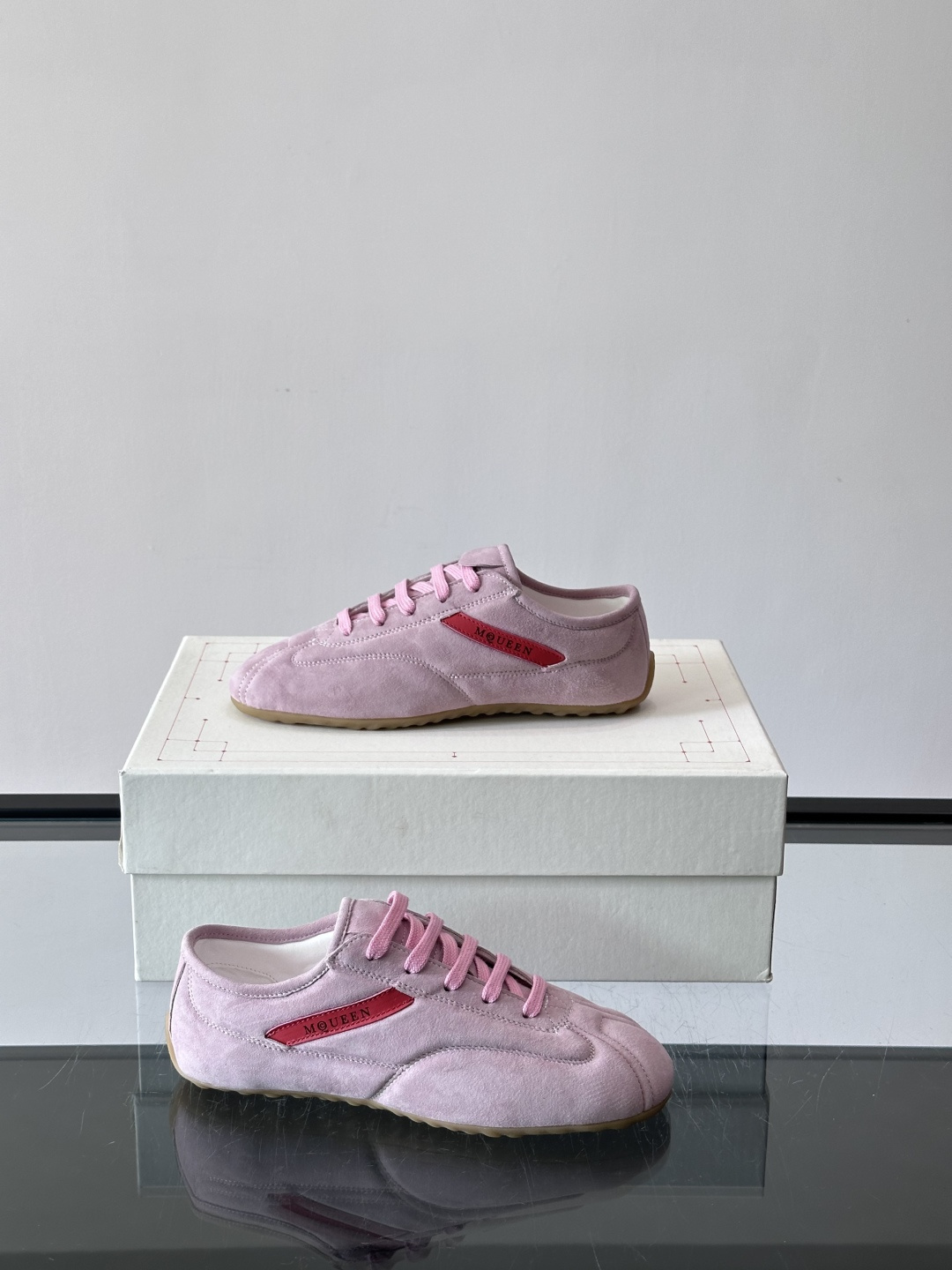 Alexander McQueen麂皮运动鞋​​🌸这款麂皮运动鞋来自Alexander McQueen，