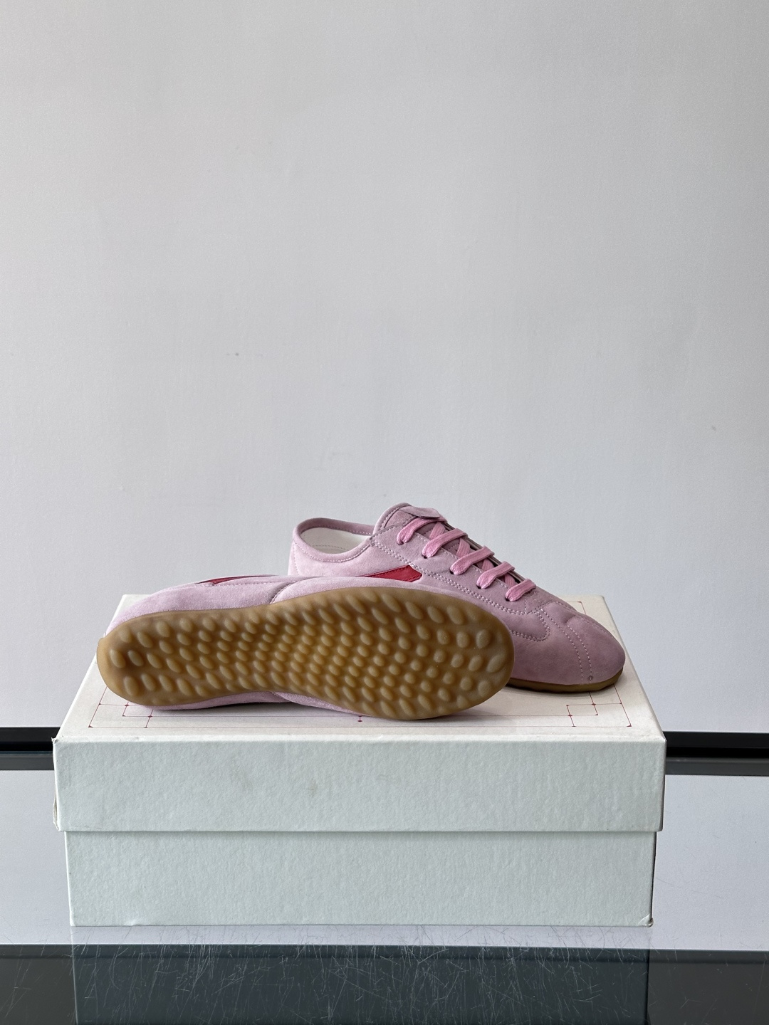 Alexander McQueen麂皮运动鞋​​🌸这款麂皮运动鞋来自Alexander McQueen，