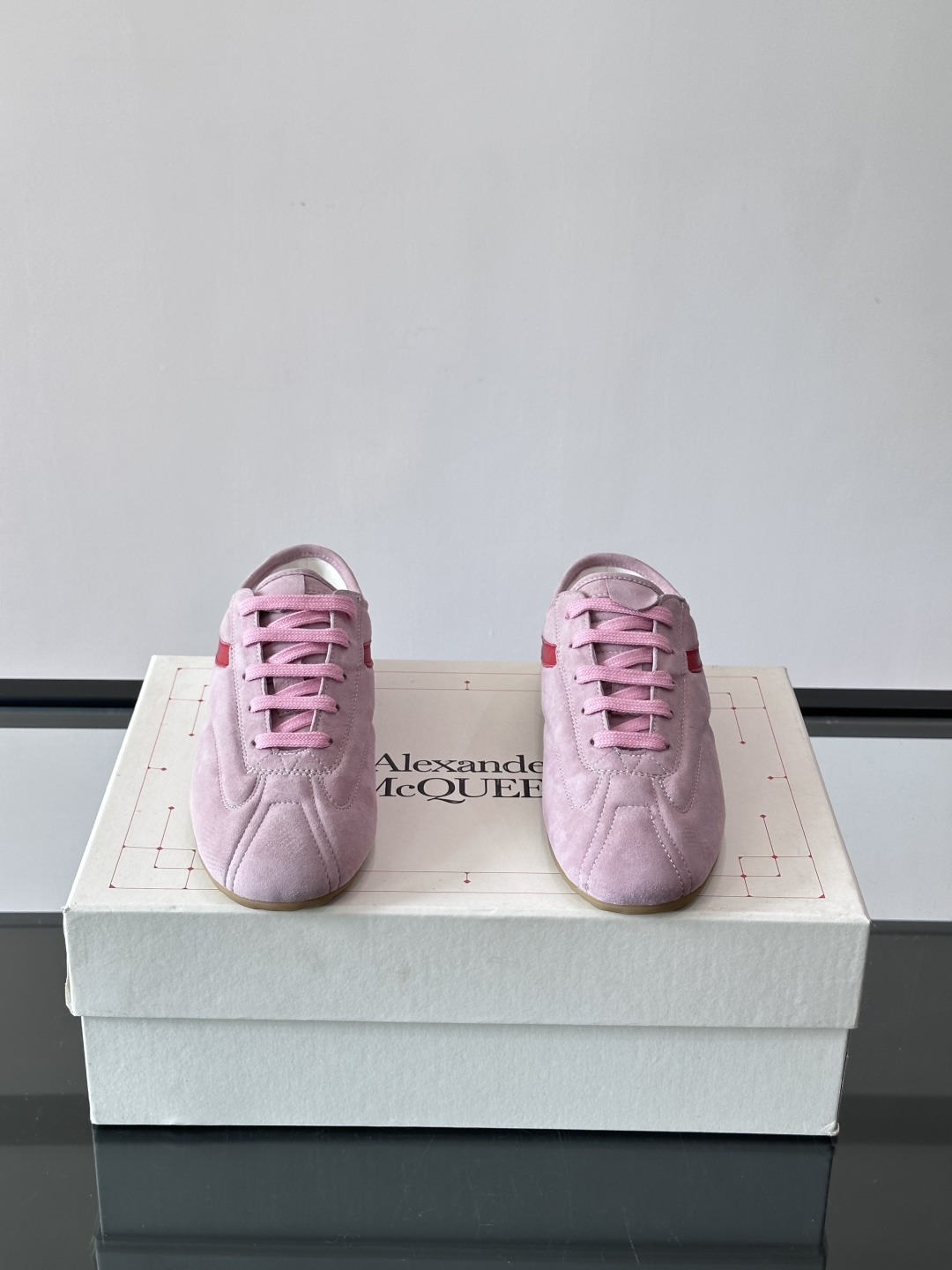 Alexander McQueen麂皮运动鞋​​🌸这款麂皮运动鞋来自Alexander McQueen，