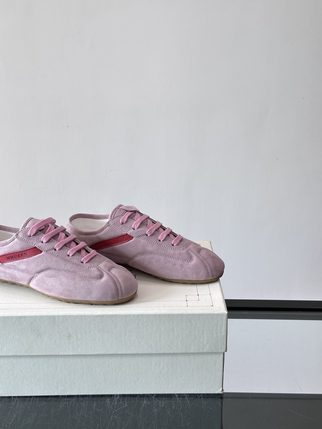 Alexander McQueen麂皮运动鞋​​🌸这款麂皮运动鞋来自Alexander McQueen，