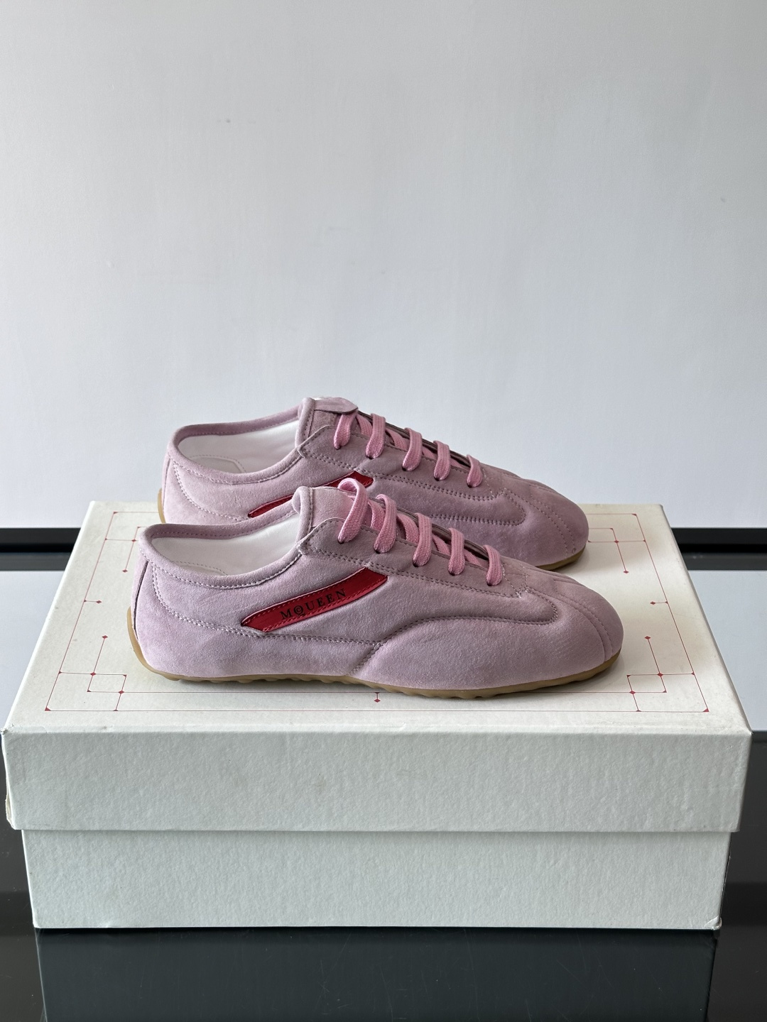 Alexander McQueen麂皮运动鞋​​🌸这款麂皮运动鞋来自Alexander McQueen，
