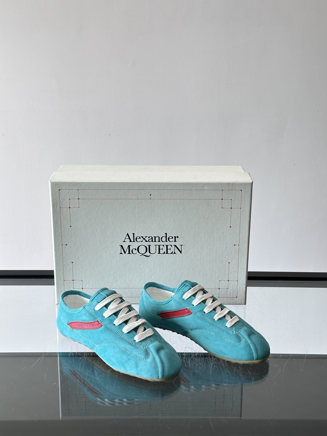 Alexander McQueen麂皮运动鞋​​🌸这款麂皮运动鞋来自Alexander McQueen，