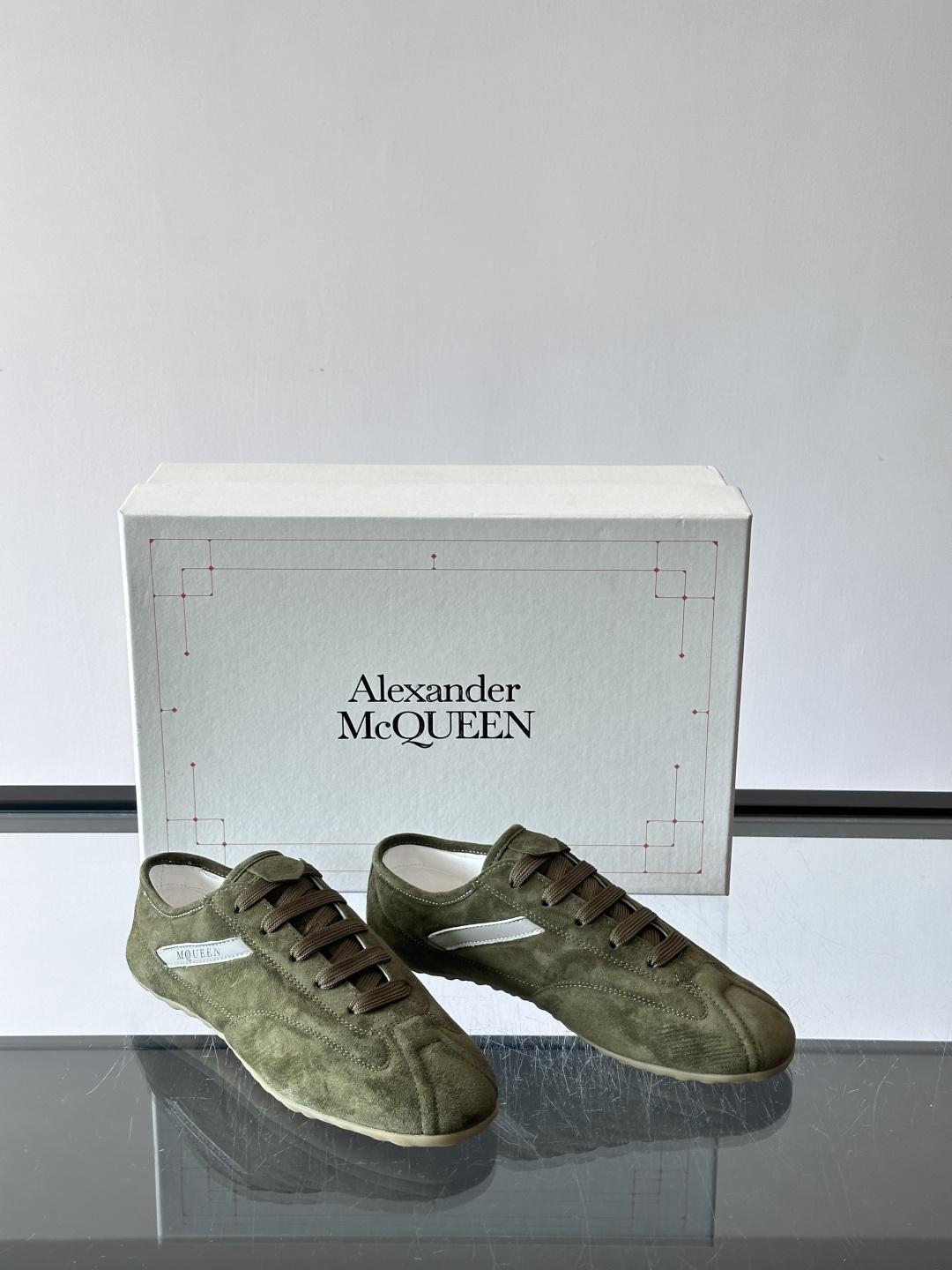 Alexander McQueen麂皮运动鞋​​🌸这款麂皮运动鞋来自Alexander McQueen，