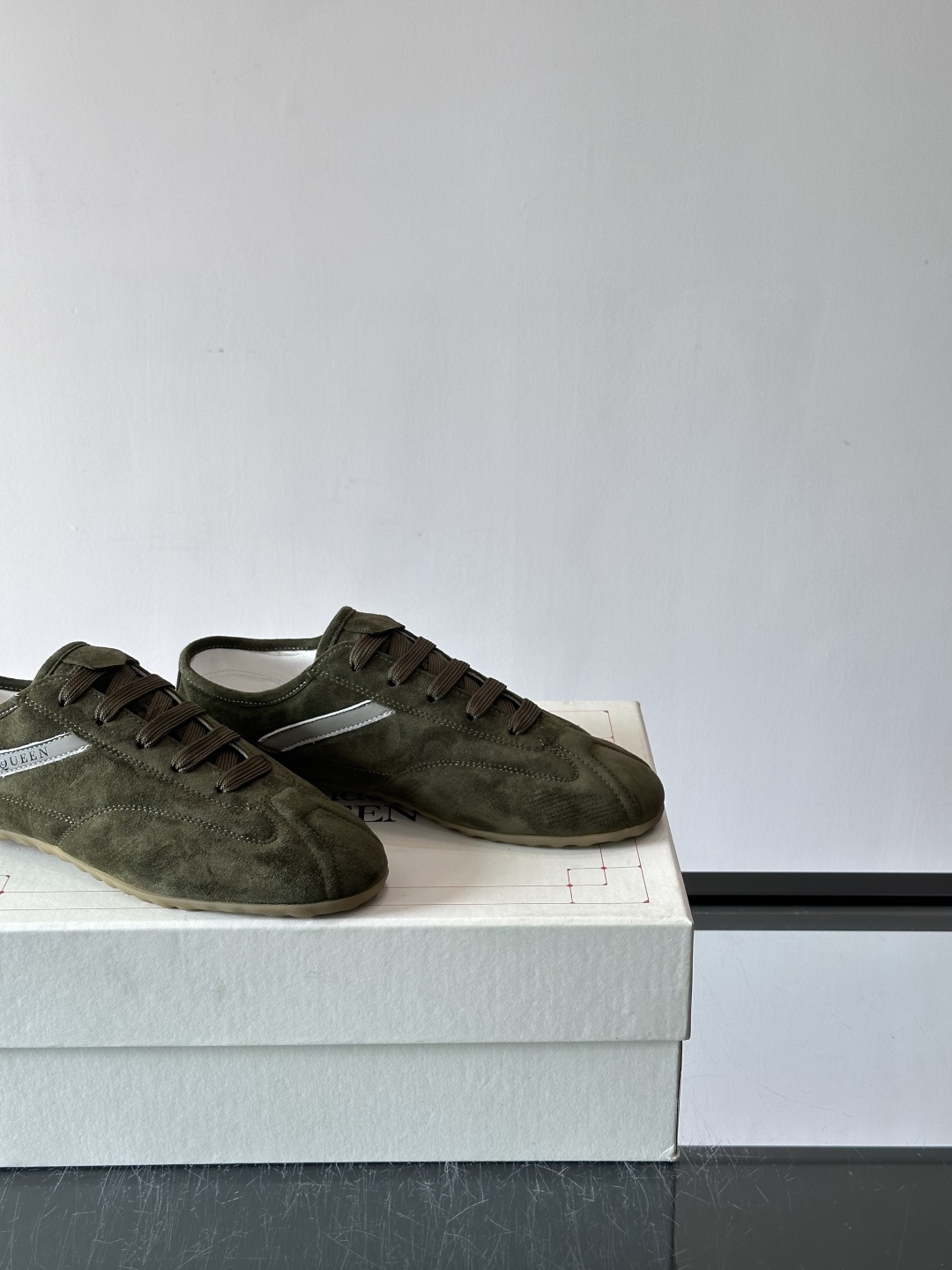 Alexander McQueen麂皮运动鞋​​🌸这款麂皮运动鞋来自Alexander McQueen，