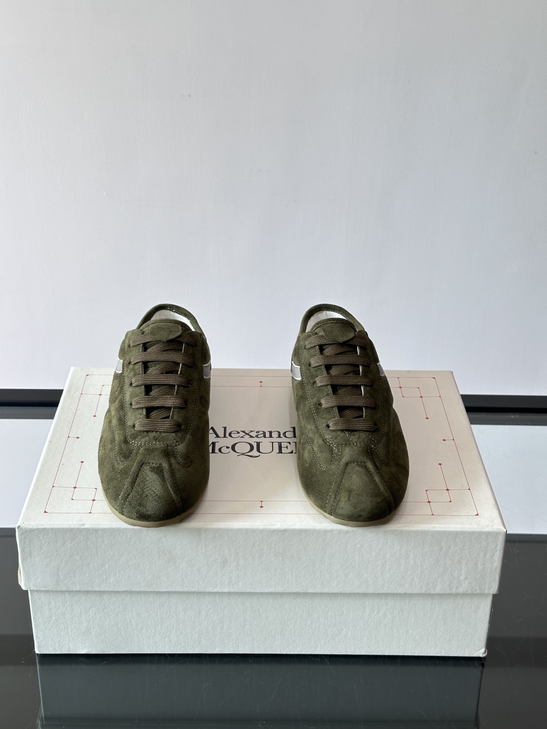 Alexander McQueen麂皮运动鞋​​🌸这款麂皮运动鞋来自Alexander McQueen，