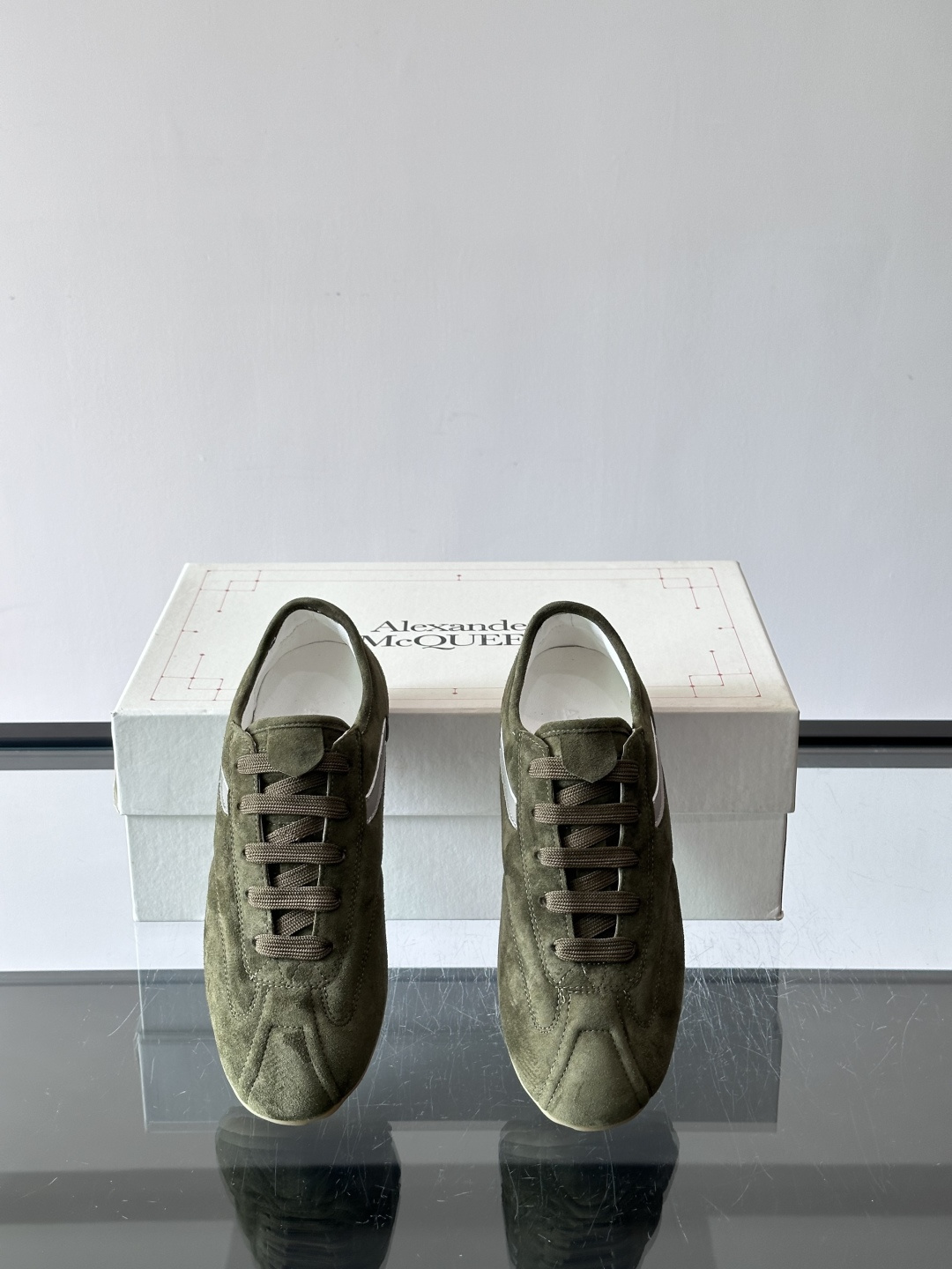 Alexander McQueen麂皮运动鞋​​🌸这款麂皮运动鞋来自Alexander McQueen，