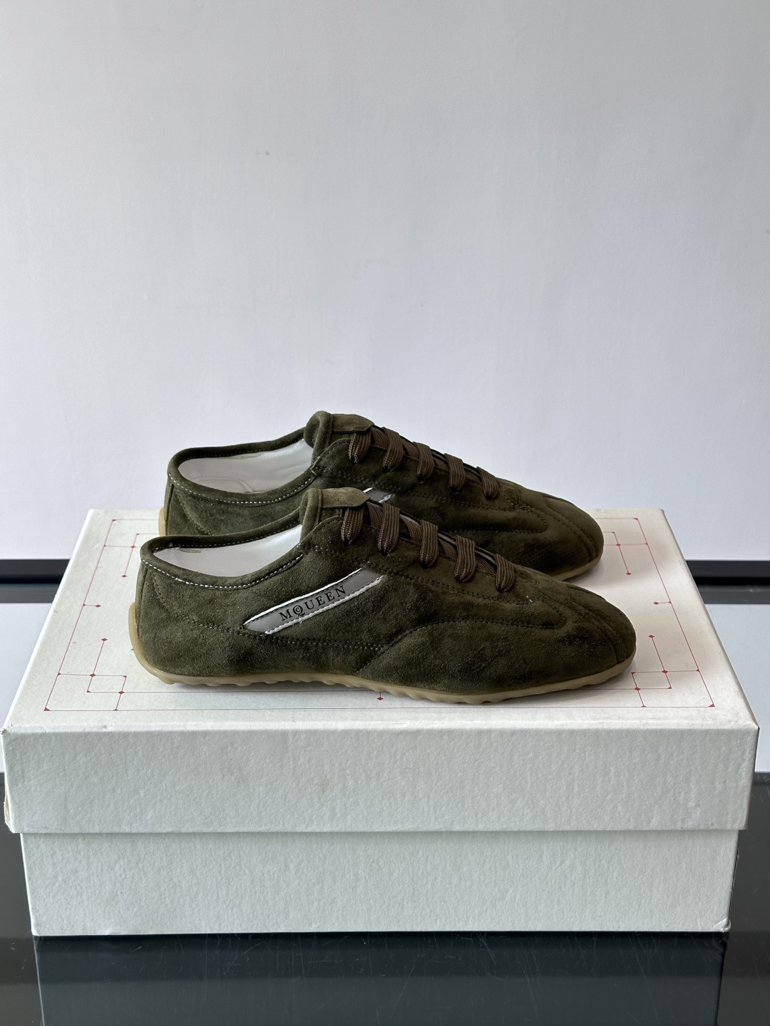Alexander McQueen麂皮运动鞋​​🌸这款麂皮运动鞋来自Alexander McQueen，