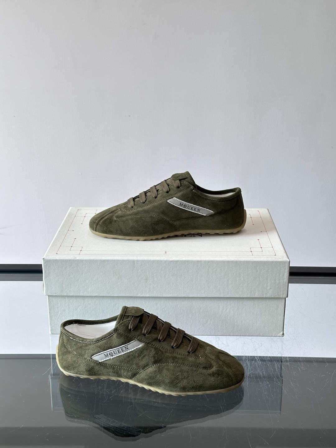 Alexander McQueen麂皮运动鞋​​🌸这款麂皮运动鞋来自Alexander McQueen，