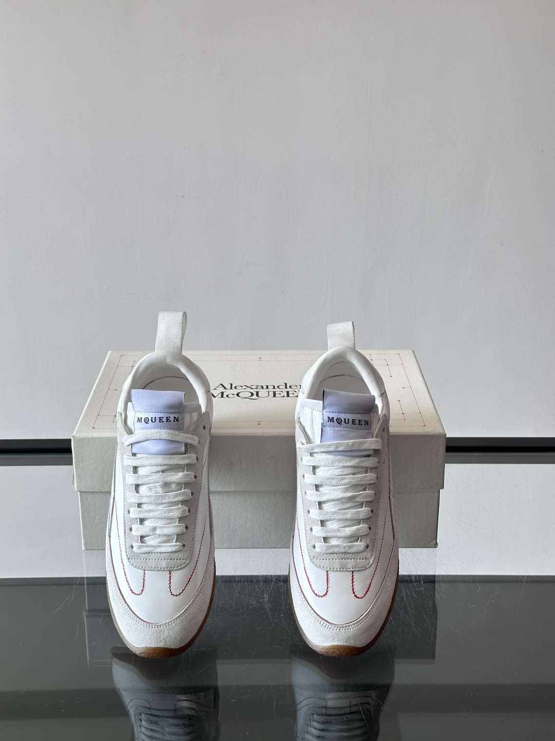 MCQUEEN SS26 超美德训复古拼接板鞋，白色皮革+灰色麂皮，红色缝线点缀，简约又有细节感✨。橡胶