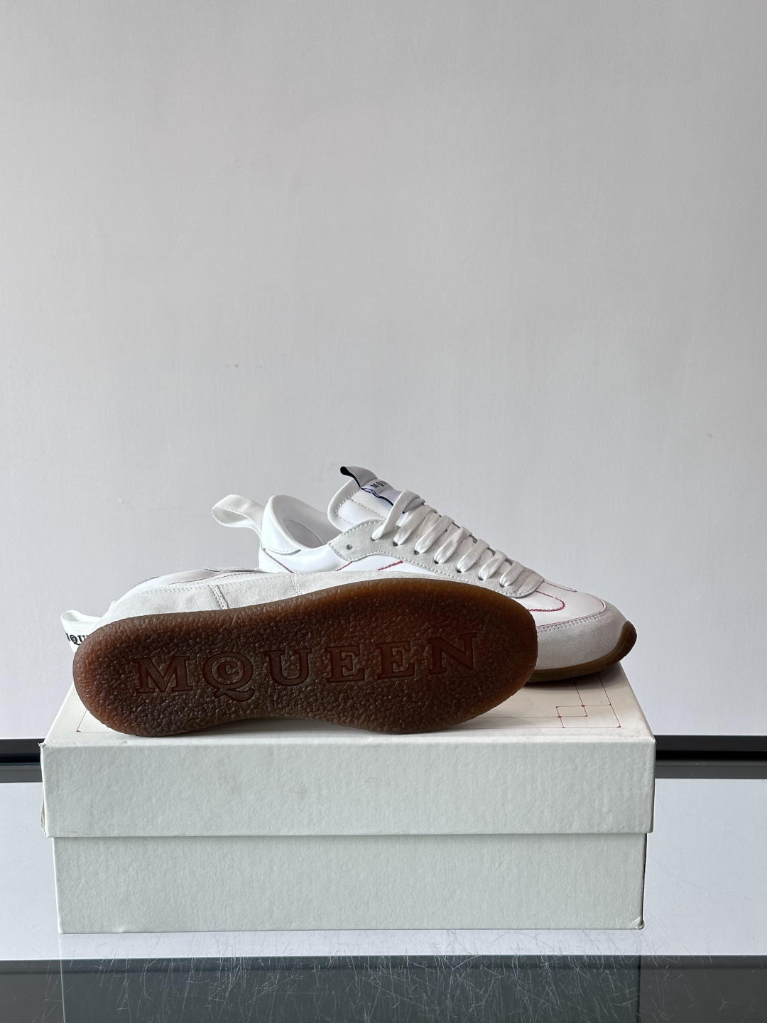 MCQUEEN SS26 超美德训复古拼接板鞋，白色皮革+灰色麂皮，红色缝线点缀，简约又有细节感✨。橡胶