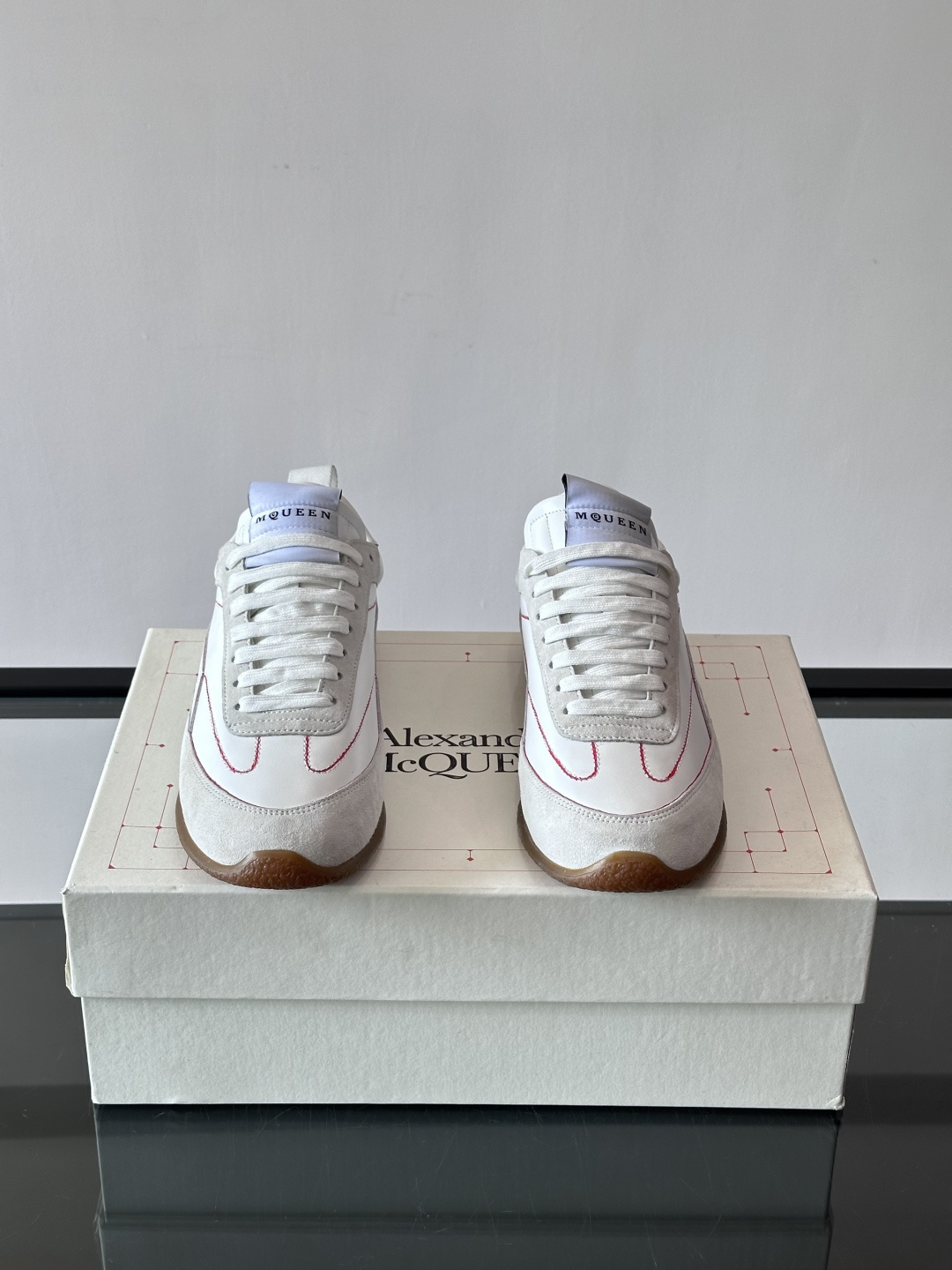 MCQUEEN SS26 超美德训复古拼接板鞋，白色皮革+灰色麂皮，红色缝线点缀，简约又有细节感✨。橡胶