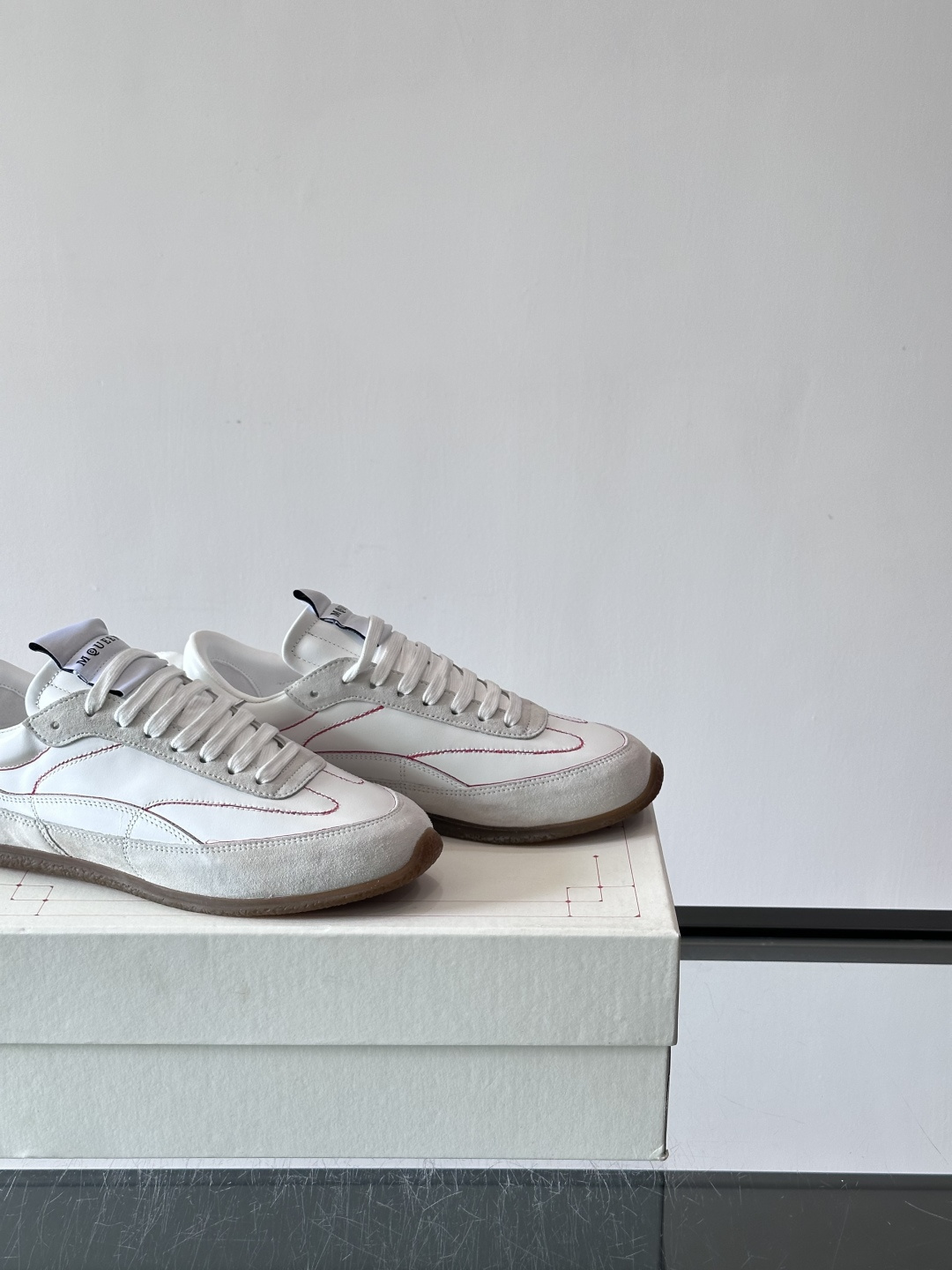 MCQUEEN SS26 超美德训复古拼接板鞋，白色皮革+灰色麂皮，红色缝线点缀，简约又有细节感✨。橡胶