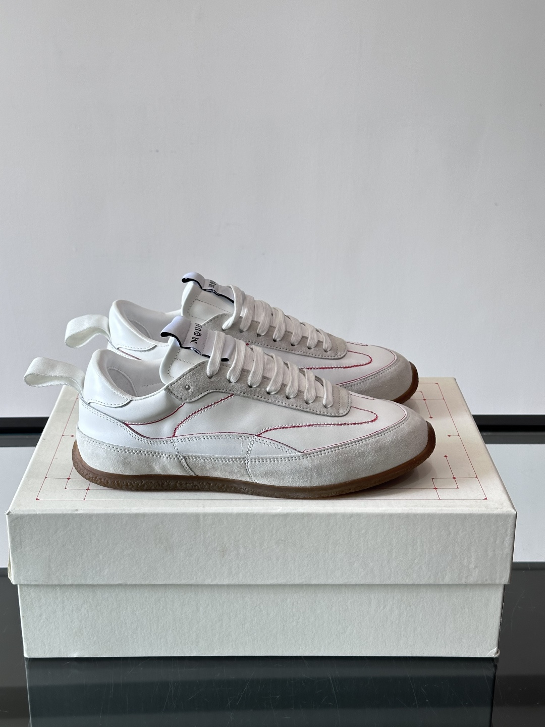 MCQUEEN SS26 超美德训复古拼接板鞋，白色皮革+灰色麂皮，红色缝线点缀，简约又有细节感✨。橡胶